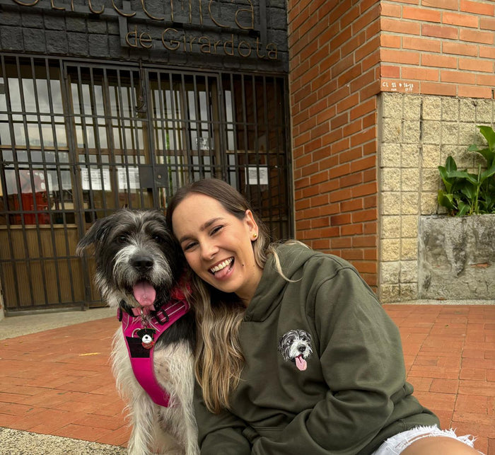 Cliente con bordado personalizado de mascota